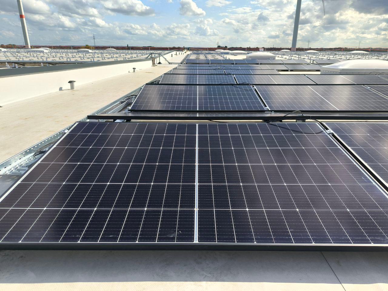 Instalacje fotowoltaiczne na dachu budynku przemysłowego – ITS Energy